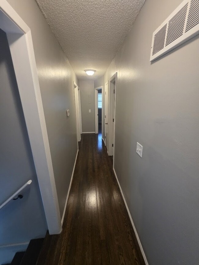 Building Photo - Beautiful 4 bedrooms and 1 bath home located on NE 38th St in Kansas City, MO