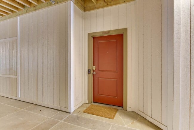 Building Photo - Discover this BEAUTIFUL 2-bedroom home in the sought-after Western Branch area!