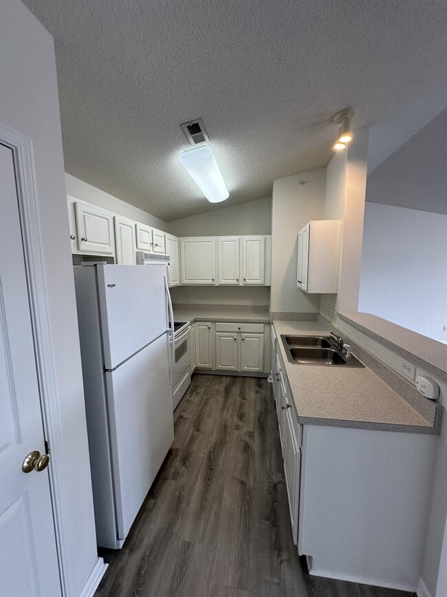 Building Photo - 6112 Hedgecock Cir