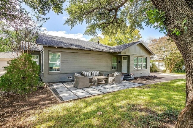 Building Photo - Charming 4-Bed Home with Granite Counterto...