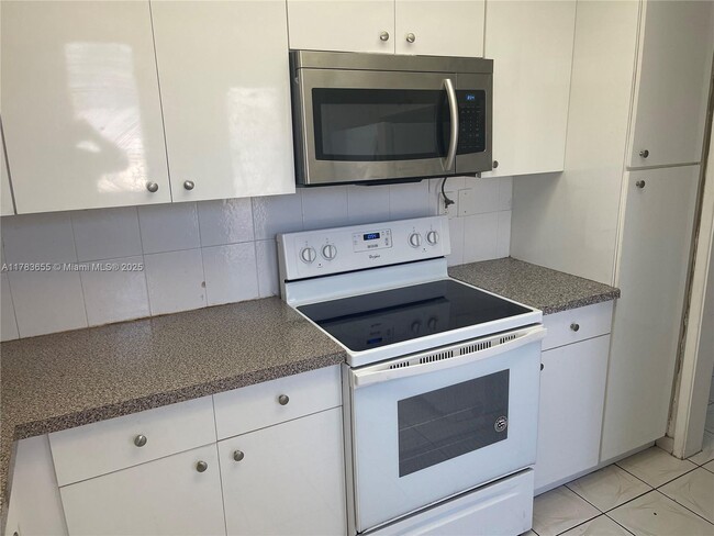 Building Photo - 450 Golden Isles Dr