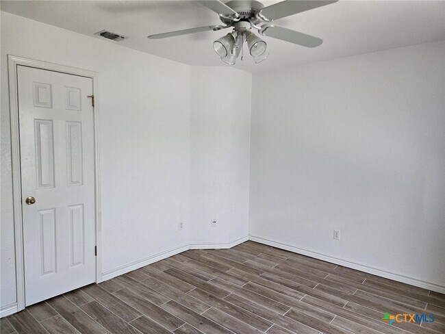 Building Photo - 120 Gardenridge Dr