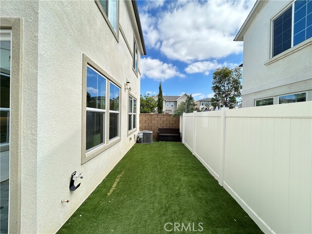 Building Photo - 945 Vivid Ln