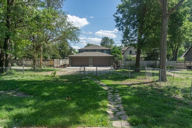 Building Photo - 5 Bedroom House Available!