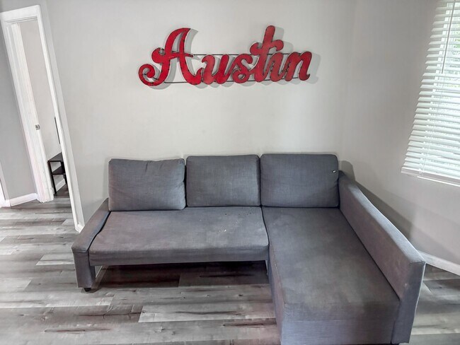 Building Photo - 4 Bed / 2 Bath in West Campus – Bring Your Roommates