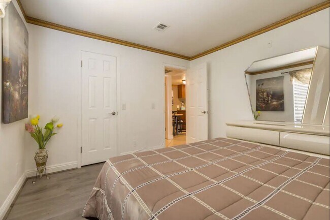 Building Photo - **$500 OFF 1ST MONTH RENT!!** Super Cute 1...