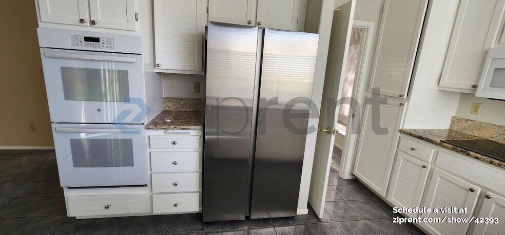 Building Photo - 914 Vista Pointe Dr