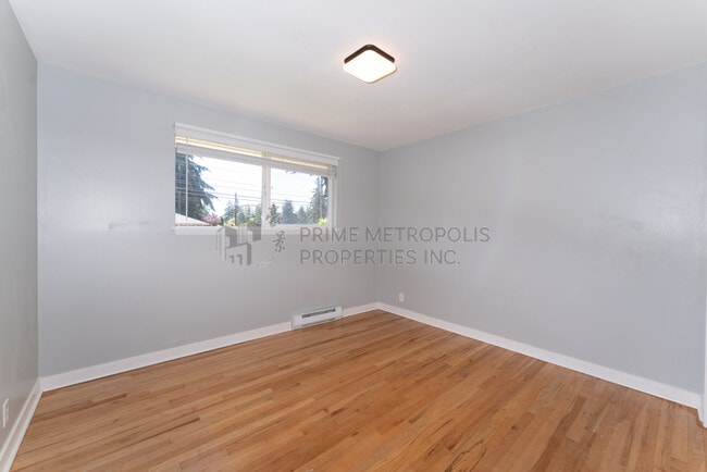 Building Photo - 410 S 116th St