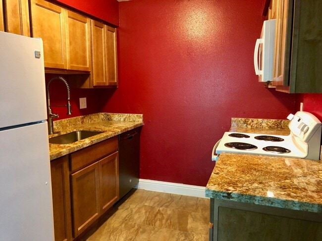 Building Photo - $1,595 Bullard & HWY 41, 2 Bedroom Condo -...