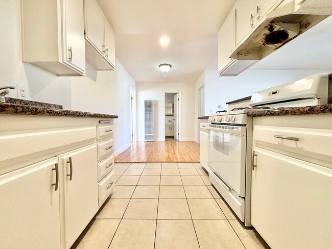Primary Photo - 320 E Hyde Park Blvd