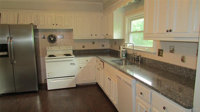 Building Photo - 19 Fenmore Dr