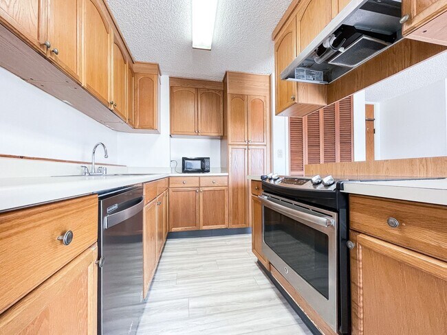 Building Photo - Centrally Located Honolulu Condo with Assigned Parking & A/C