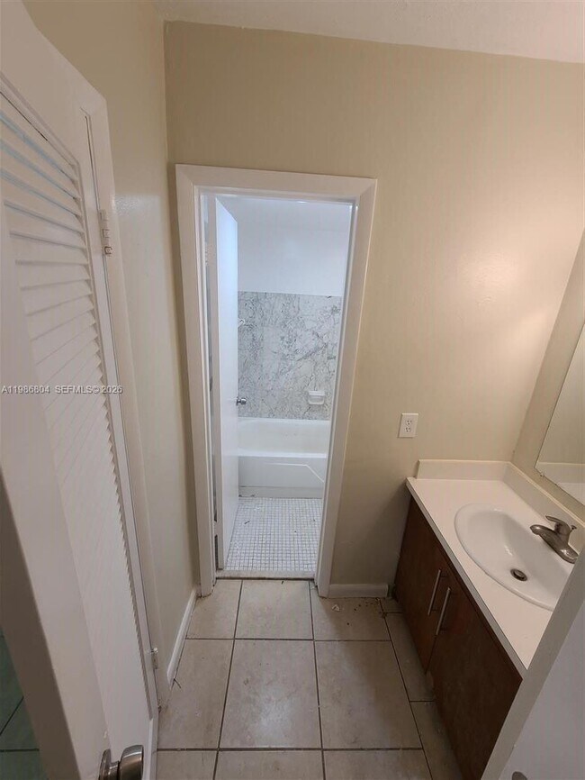 Building Photo - 140 Royal Palm Rd