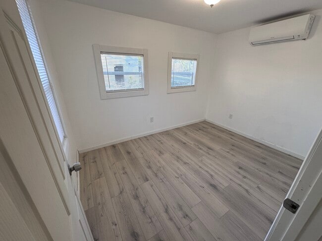 Building Photo - 1416 Oak Ln