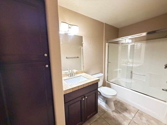 Building Photo - Carry Over Showing: This property has been shown before and will be rented to the first most qual...