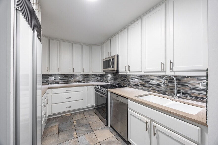 Building Photo - 1300 N Dearborn St