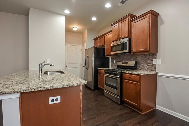 Building Photo - 607 Royal Crest Ct