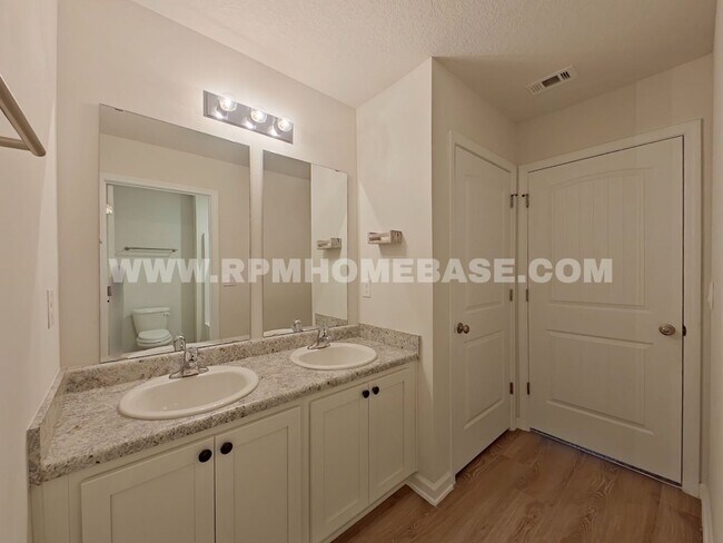 Building Photo - Spacious 5-Bedroom Home with Flexible Livi...