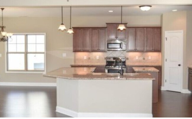 Building Photo - NEW LISTING- 4 bd/ 2.5 ba located MINUTES ...
