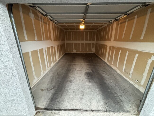 Building Photo - Beautiful 1Bed/1Bath/1Car 2nd floor Condo located in the beautiful Tuscano Gated Community!