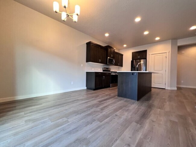 Building Photo - Beautiful Home in Meridian! Solar Power and Landscaping included.