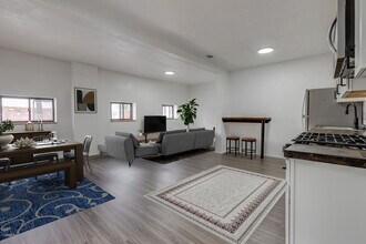 Building Photo - 600 E Warrington Ave