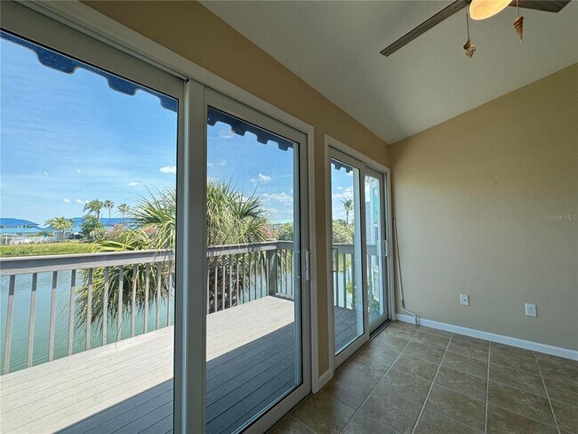 Building Photo - 1005 Pelican Ct