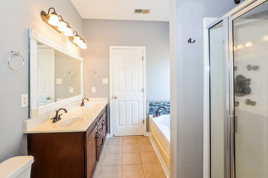 Building Photo - 9918 White Poplar Dr