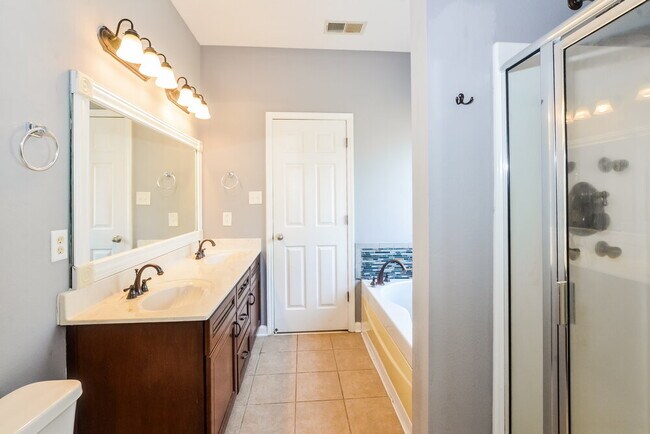 Building Photo - 9918 White Poplar Dr