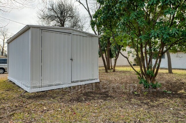 Building Photo - 3701 Summit Ln