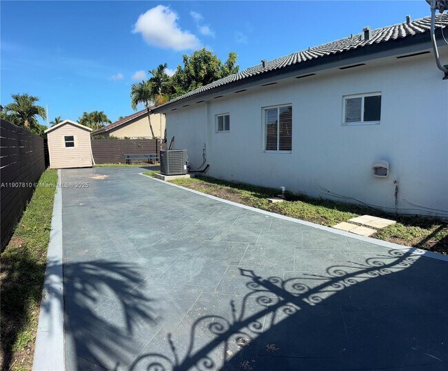 Building Photo - 709 SE 13th Terrace