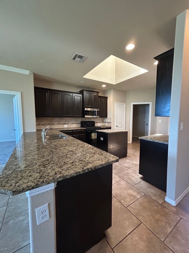 Building Photo - Beautiful 3-Bedroom Home with Den and Fire...