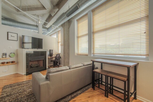 Building Photo - One Bedroom Unit in Wonderful Western Auto Lofts