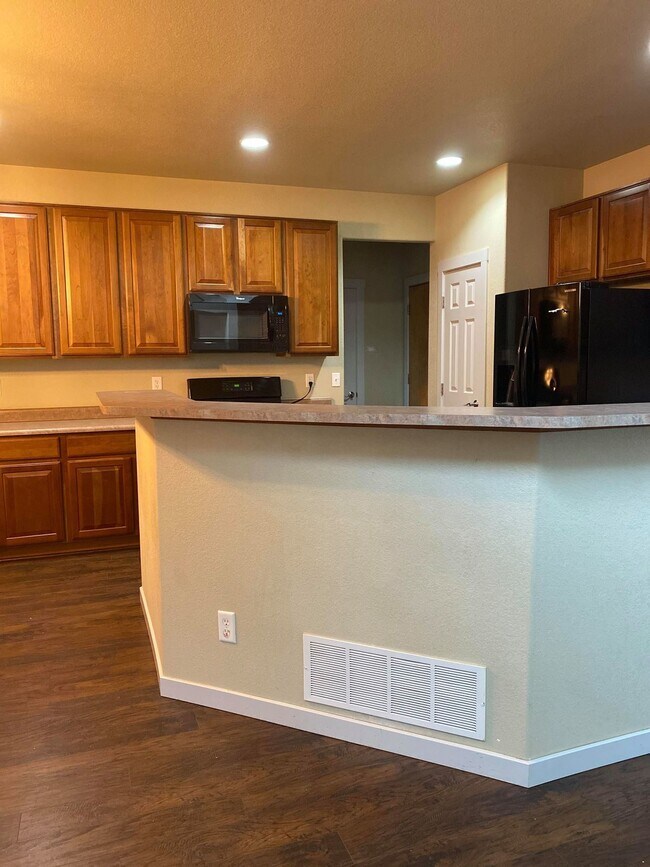 Building Photo - 4 bedroom - Dewhirst