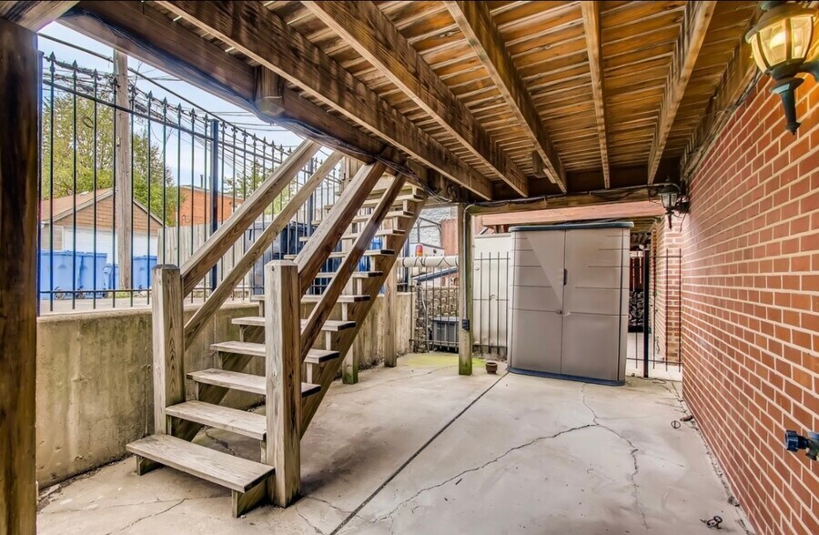 Building Photo - 722 S Oakley Blvd