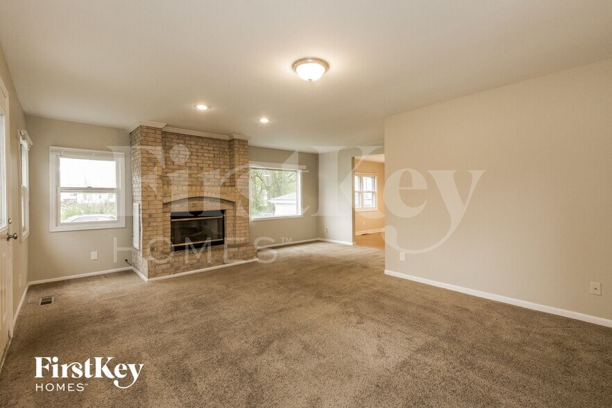 Building Photo - 611 W Oakwood Dr