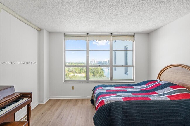 Building Photo - 4101 Pine Tree Dr