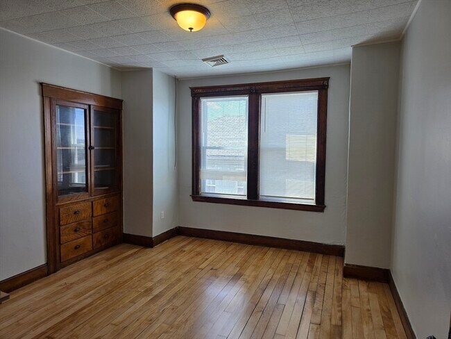 Building Photo - 2 Hillside St