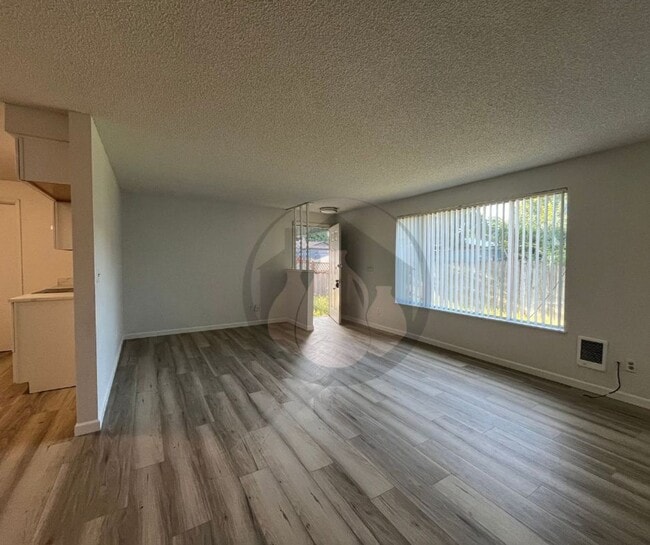 Building Photo - Single Level Triplex Ready to move In!