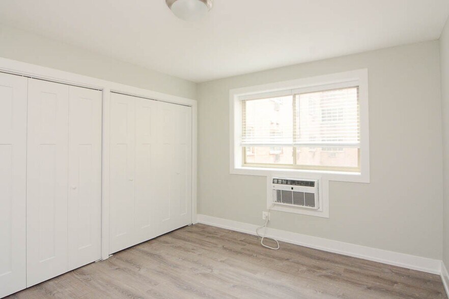 Building Photo - 535 W Surf St