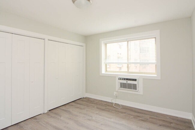 Building Photo - 533 W Surf St