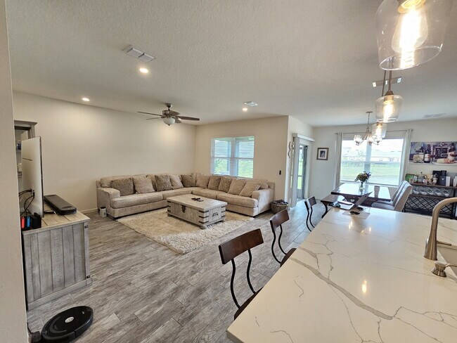 Building Photo - Relax in Rockledge