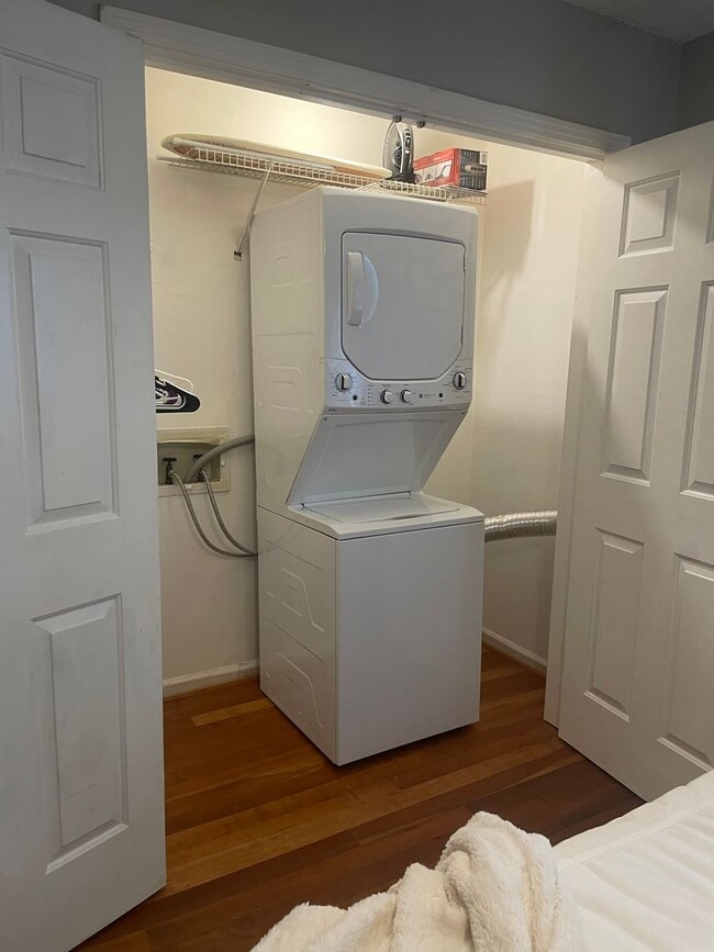 Building Photo - Fabulous 1BR Furnished Duplex