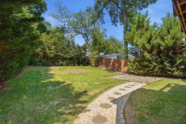 Building Photo - 520 Iverson Way