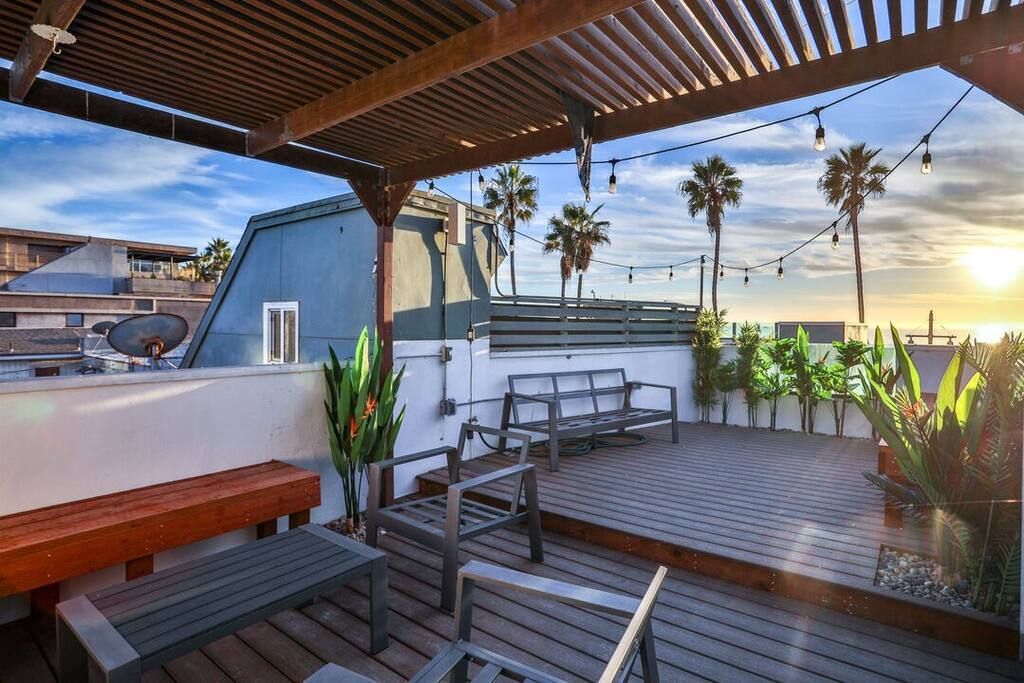 Building Photo - 2207 Ocean Front Walk