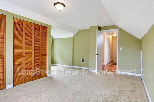 Building Photo - 2624 NE Sumner St