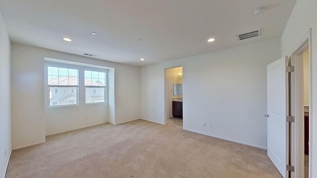 Building Photo - Large 2 Bedroom Townhome at The Village, L...