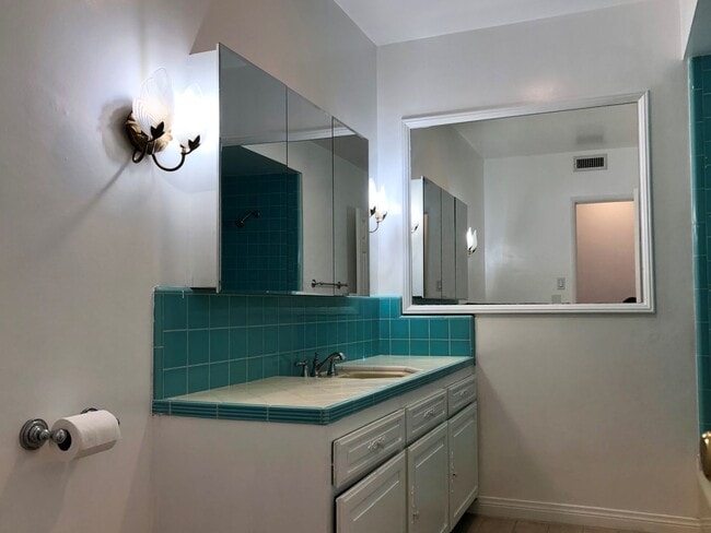 Building Photo - Studio with amazing views of San Diego