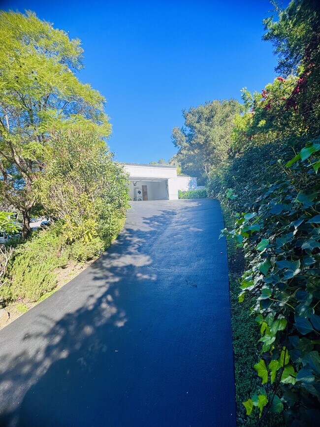 Building Photo - 936 Chantilly Rd