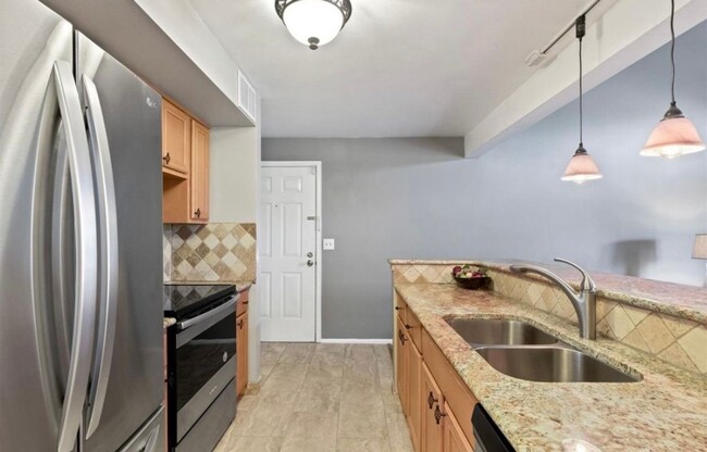 Building Photo - Updated 2 Bed, 2 Bath Top-Floor Condo with...